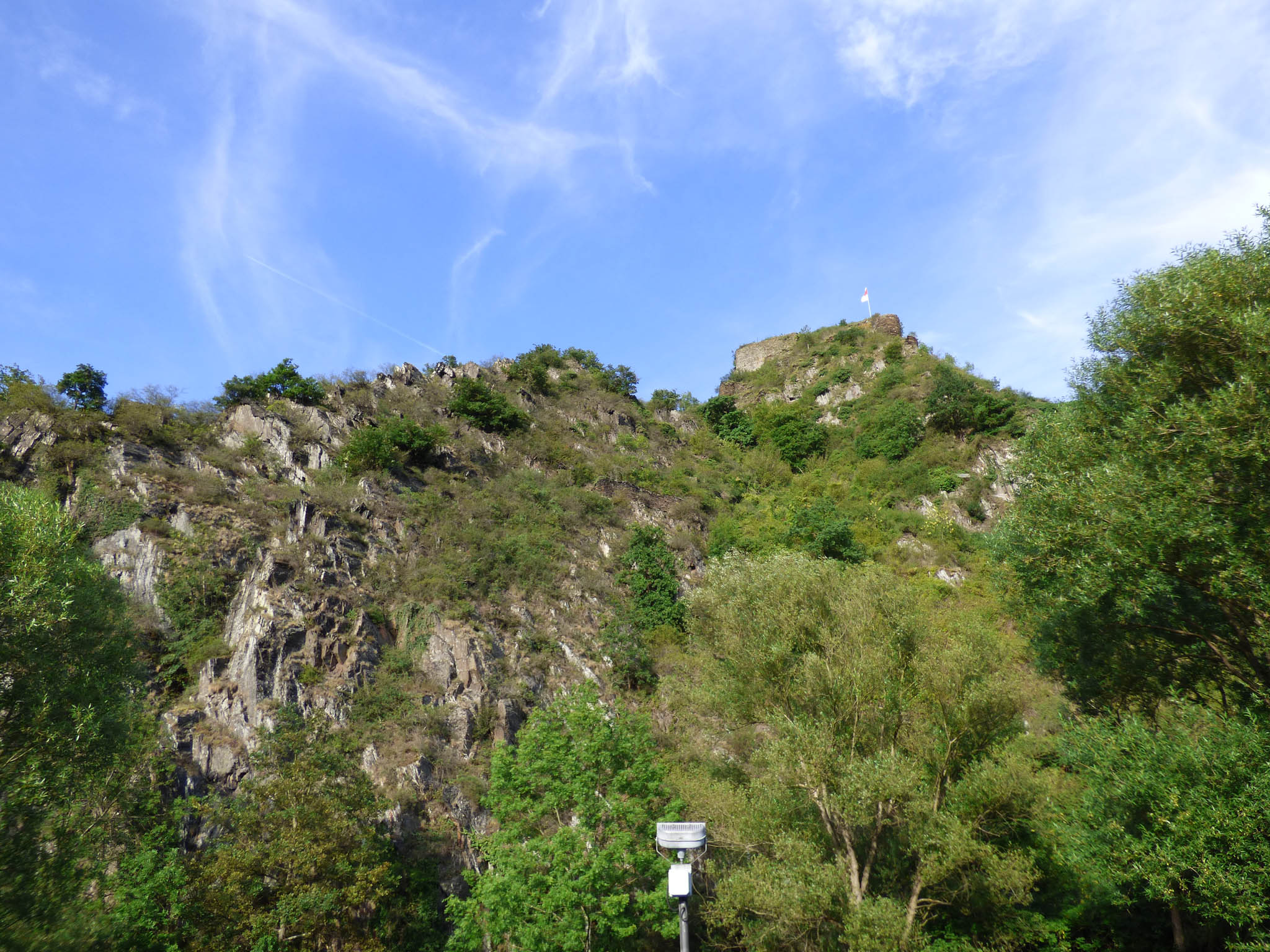 Burgreste und steile Felsgrate in Mayschoß